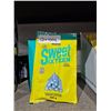 Image 1 : Sweet Sixteen Sour Filled Raspberry Licorice, 12 x 100g