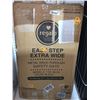 Image 2 : Regalo Easy Step Extra Wide Metal Walk-Through Safety Gate, Model 1164 EB DS, Black