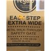 Image 3 : Regalo Easy Step Extra Wide Metal Walk-Through Safety Gate, Model 1164 EB DS, Black