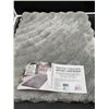 Image 2 : Gray Bath Mat with Wave Design – Approx. 20 in x 30 in