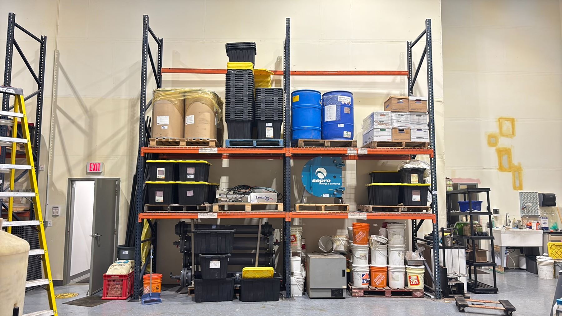 3 BLUE PALLET RACKING UPRIGHTS & 10 ORANGE CROSSBARS WITH MESH DECKING ...
