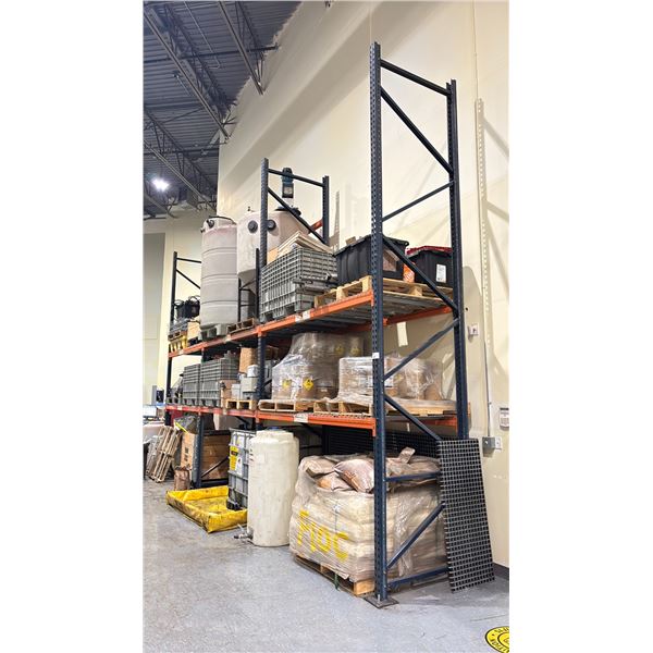 4 BLUE PALLET RACKING UPRIGHTS & 17 ORANGE CROSSBARS WITH MESH DECKING