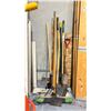Image 1 : GROUP OF SHOVELS, SQUEEGEES, BROOMS & MOPS