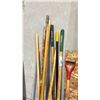 Image 3 : GROUP OF SHOVELS, SQUEEGEES, BROOMS & MOPS