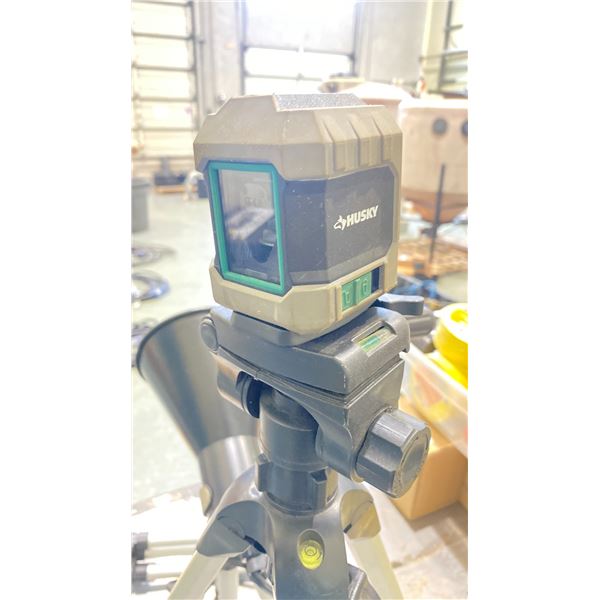 HUSKY LASER LEVEL ON TRIPOD & 2 SEPARATED TRIPODS 1 LIGHTED