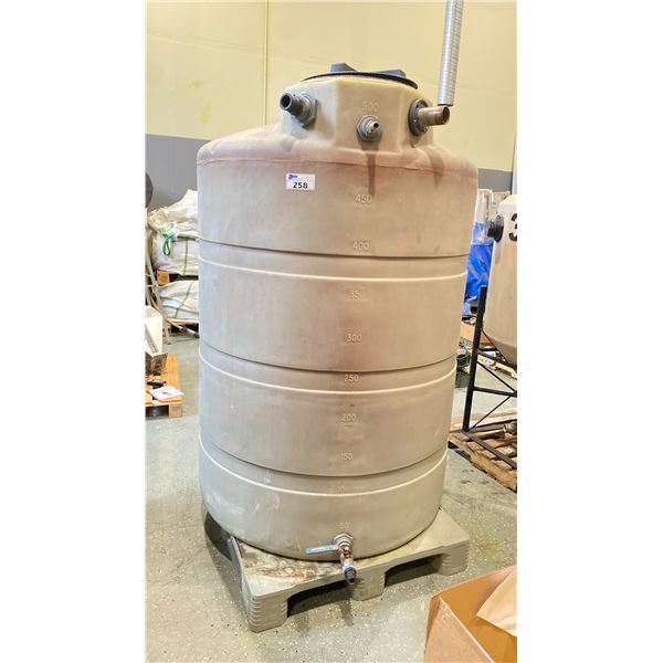 500 GALLON LIQUID PLASTIC STORAGE CONTAINER WITH DRAIN VALVE SPOUT , HAS LID