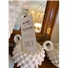 Image 10 : Milk glass decor A