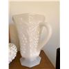Image 2 : Milk glass decor A