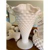 Image 4 : Milk glass decor A