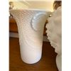 Image 8 : Milk glass decor A