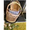 Image 2 : Baskets, plastic flowers A