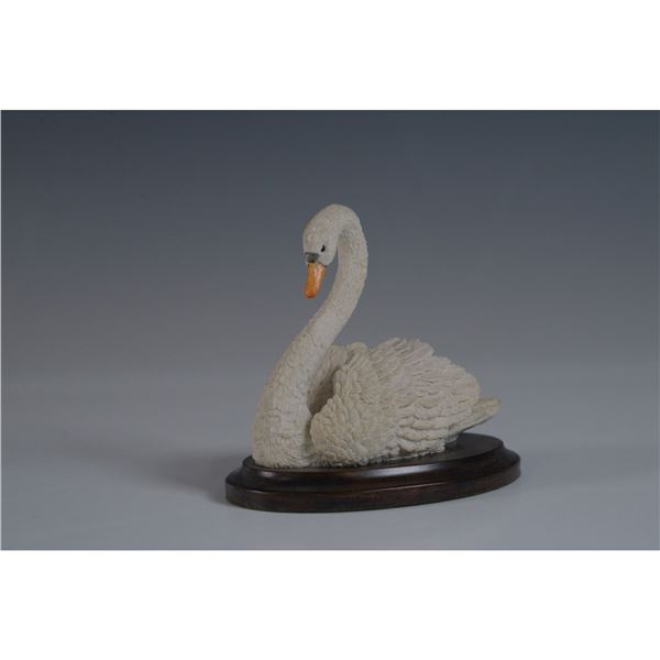 Country Artists Swan Figurine