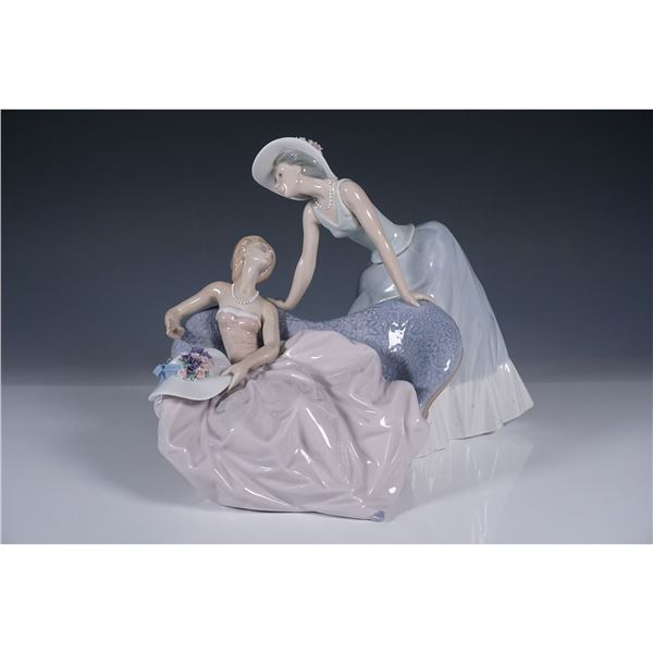 Debutantes 1005486 - Lladro Figurine
