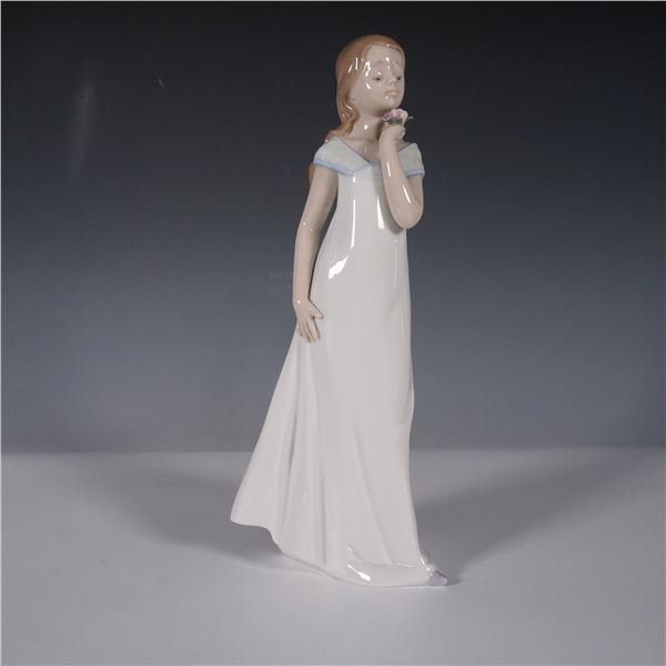 A Special Occasion 8213 - Lladro Figurine