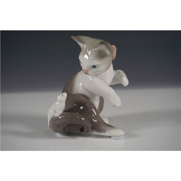 Cat and Mouse 1005236 - Lladro Figurine