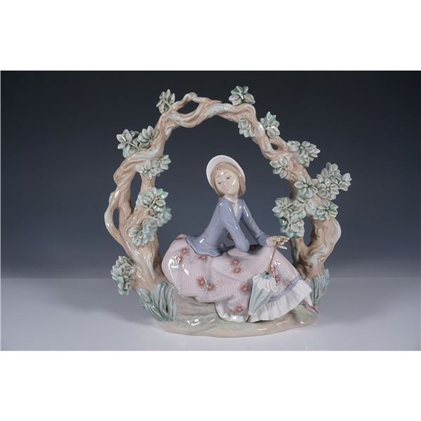 Girl Sitting Trellis 01005298 - Lladro Figurine