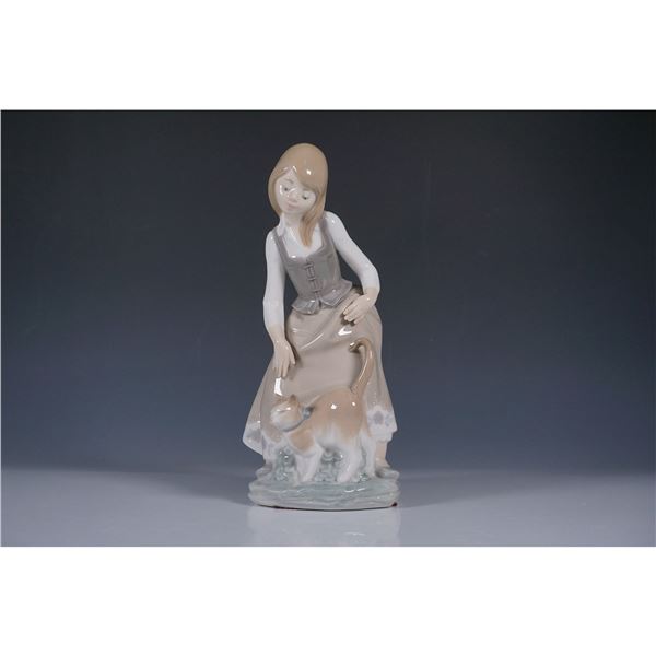Little Girl With Cat 1001187 - Lladro Figurine