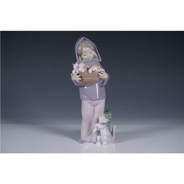 Mother's Little Helper 1006102 - Lladro Figurine