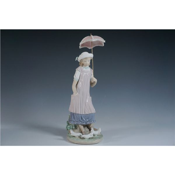 Susan and the Doves 1005156 - Lladro Figurine