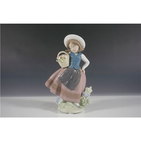 Sweet Scent 1005221 - Lladro Figurine