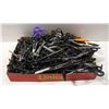 Image 1 : LOT OF 105 HAIR CUTTING SCISSORS INCL