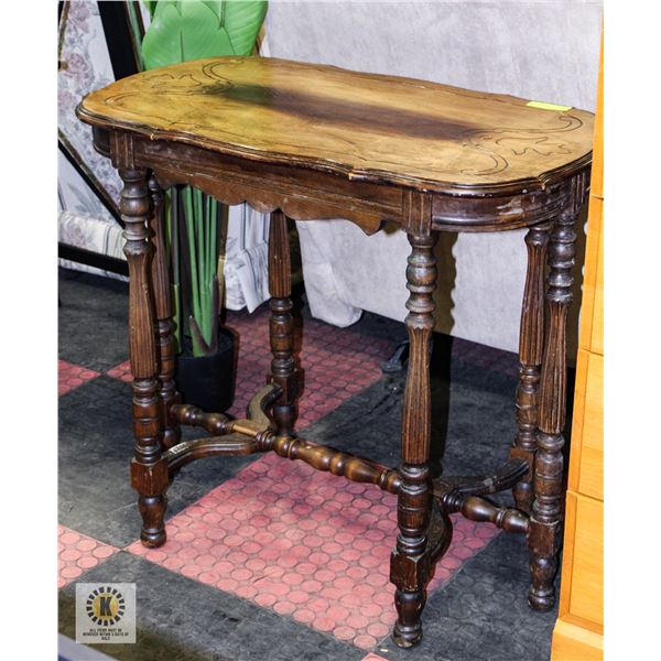 VINTAGE WOODEN TABLE 29HX32WX18D NEED REFINISHING