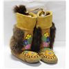 Image 1 : WOMEN'S INDIGENOUS MOCCASINS SIZE 6/7