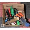 Image 1 : BOX OF ASSORTED HAND TOOLS