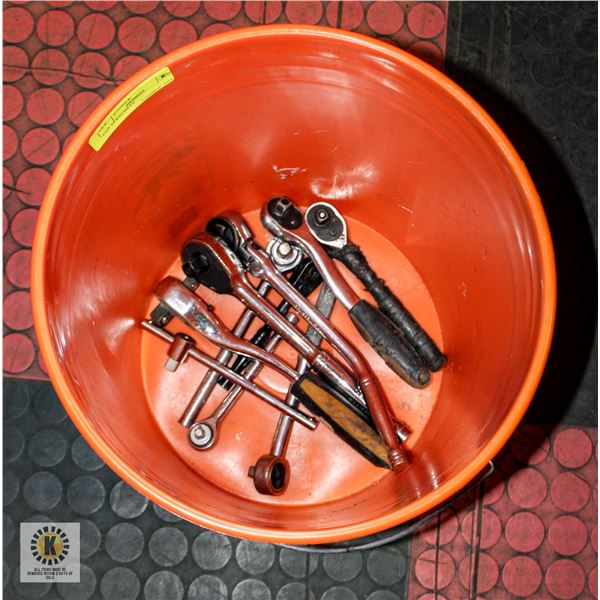 BUCKET WITH 10 RACHETS