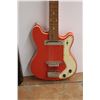 Image 3 : Vintage Beltone Electric Guitar - As Is - 38'' x 12'' and Guitar Case 39'' x 13'' x 3