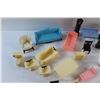 Image 7 : Vintage Plastic Dollhouse Furniture