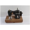 Image 7 : Vintage Holly Hobbie Manual Sewing Machine and Vintage Schmincke Pastel Box