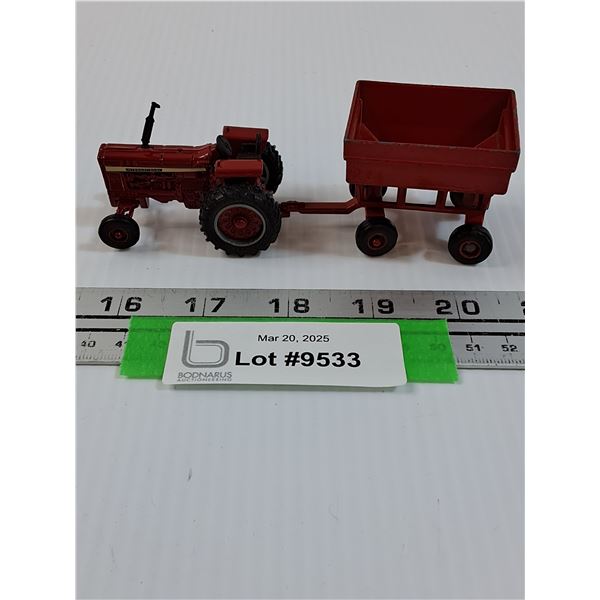 International Harvester Open Cab Tractor & Feed Wagon Trailer - 1:64 Model Scale - Die Cast
