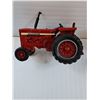 Image 2 : International Harvester Open Cab Tractor & Feed Wagon Trailer - 1:64 Model Scale - Die Cast