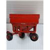 Image 3 : International Harvester Open Cab Tractor & Feed Wagon Trailer - 1:64 Model Scale - Die Cast