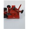 Image 4 : International Harvester Open Cab Tractor & Feed Wagon Trailer - 1:64 Model Scale - Die Cast