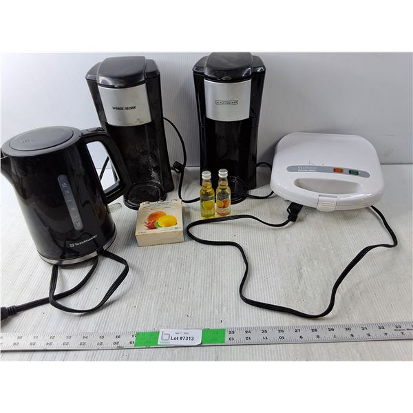 Proctor-Silex Meal Maker- Powers On, Toastmaster Electric Kettle-Powers On, (2) Black & Decker Coffe