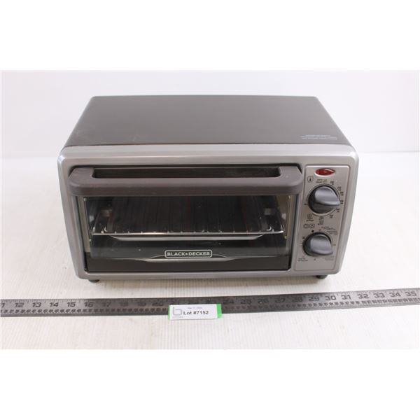 Black & Decker Toaster Oven 15.5" x 10.5" x 8.5" - Powers On