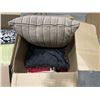 Image 3 : 2 LARGE BOXES OF DECORATIVE PILLOWS