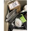 Image 4 : HEATER, BOOTS, BOOKS AND DECOR ITEMS
