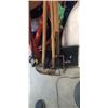 Image 2 : 2 BUNDLES OF ASSORTED GARDEN TOOLS