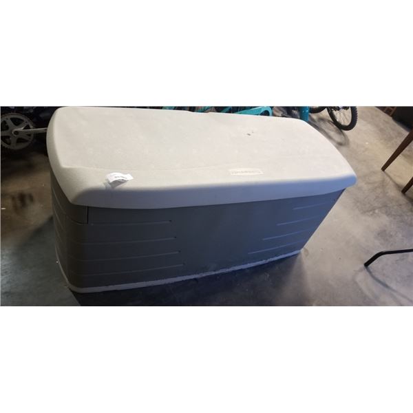 RUBBERMAID OUTDOOR STORAGE BIN