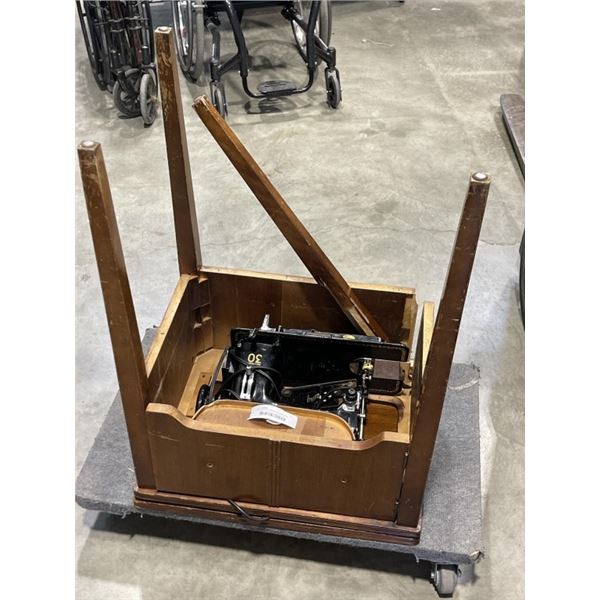 PFAFF SEWING MACHINE IN CASE, ONE DAMAGED LEG