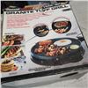 Image 2 : GRANITE TUF GRILL NO CORD AND 2 LIGHT FIXTURES