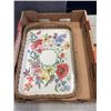 Image 3 : BOX OF VINTAGE SERVING TRAYS AND COOKBOOKS