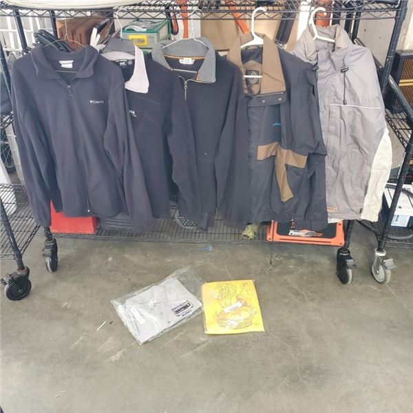 5 PIECES OF MENS FLEECE AND WINDBREAKER JACKETS, 2 NEW LOGO T-SHIRTS