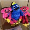 Image 2 : 2 NEW POPPY PLAYTIME KISSY MISSY PLUSH, NEW ROBLOX PLUSH, SQUISHY FIGURES AND 30PC OF SILICON CHICKE