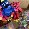 Image 3 : 2 NEW POPPY PLAYTIME KISSY MISSY PLUSH, NEW ROBLOX PLUSH, SQUISHY FIGURES AND 30PC OF SILICON CHICKE
