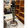 Image 3 : MODERN TABLE LAMP AND DECORATIVE VASE