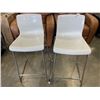 Image 1 : 2 WHITE BAR STOOLS